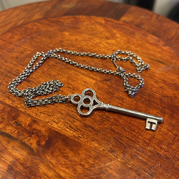 Tiffany & Co. Silver crown Key and chain Necklace both marked Tiffany and 925 - Picture 7 of 9